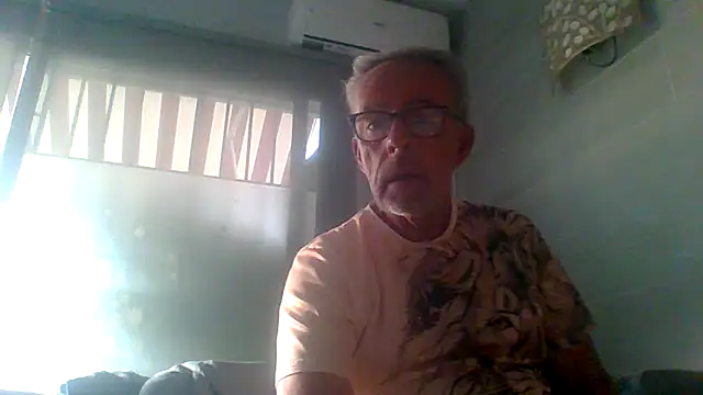 Snapshot of tuggy59 chatting on November 4, 7:12 am tuggy59 online show from November 4, 7:12 am
