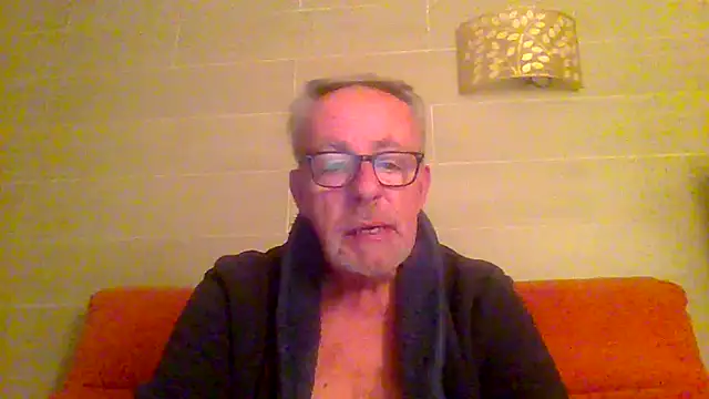 Snapshot of tuggy59 chatting on February 22, 5:43 am tuggy59 online show from February 22, 5:43 am