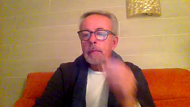 Snapshot of tuggy59 chatting on December 21, 5:31 am tuggy59 online show from December 21, 5:31 am