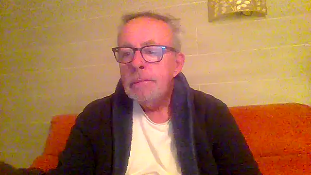 Snapshot of tuggy59 chatting on March 1, 5:18 am tuggy59 online show from March 1, 5:18 am