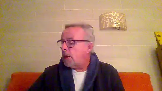 Snapshot of tuggy59 chatting on January 8, 5:46 am tuggy59 online show from January 8, 5:46 am