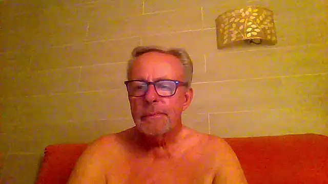 Snapshot of tuggy59 chatting on June 3, 8:24 pm tuggy59 online show from June 3, 8:24 pm