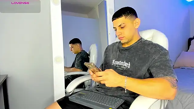 Snapshot of Alex_cute77 chatting on June 25, 12:32 pm Alex cute77 online show from June 25, 12:32 pm