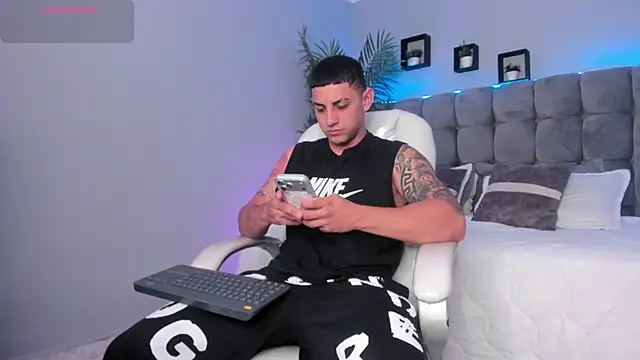 Snapshot of Alex_cute77 chatting on July 20, 1:02 pm Alex cute77 online show from July 20, 1:02 pm