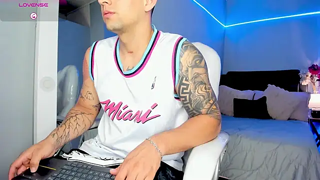 Snapshot of Alex_cute77 chatting on June 26, 12:11 pm Alex cute77 online show from June 26, 12:11 pm