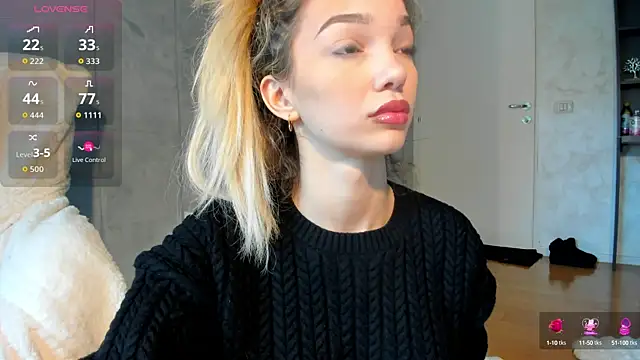 Snapshot of Sassy_Teen chatting on October 22, 9:09 am Sassy Teen online show from October 22, 9:09 am