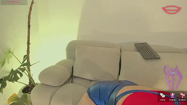 Snapshot of LindseyMoss chatting on October 31, 12:51 am LindseyMoss online show from October 31, 12:51 am