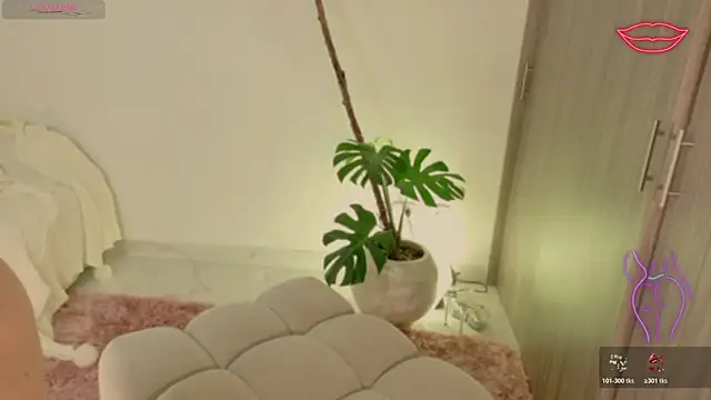 Snapshot of LindseyMoss chatting on December 17, 4:28 am LindseyMoss online show from December 17, 4:28 am