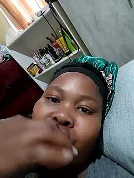 Snapshot of Real1SweetQueen chatting on March 3, 4:32 am Real1SweetQueen online show from March 3, 4:32 am