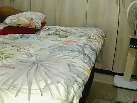 Snapshot of Real1SweetQueen chatting on June 12, 7:17 am Real1SweetQueen online show from June 12, 7:17 am