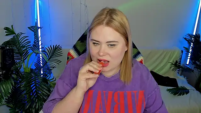 Snapshot of Akemi_BBW chatting on February 14, 9:43 pm Akemi BBW online show from February 14, 9:43 pm