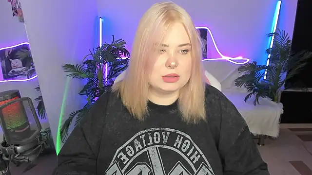 Snapshot of Akemi_BBW chatting on March 17, 6:32 pm Akemi BBW online show from March 17, 6:32 pm