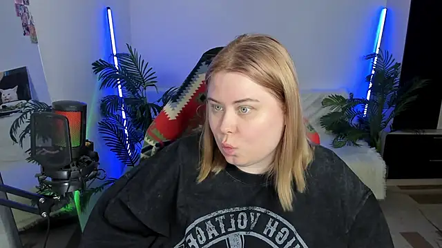 Snapshot of Akemi_BBW chatting on February 25, 9:26 pm Akemi BBW online show from February 25, 9:26 pm
