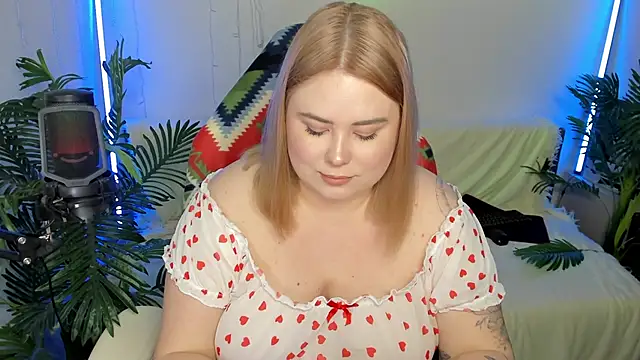 Snapshot of Akemi_BBW chatting on February 9, 10:21 pm Akemi BBW online show from February 9, 10:21 pm