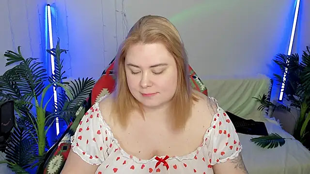 Snapshot of Akemi_BBW chatting on February 13, 8:55 pm Akemi BBW online show from February 13, 8:55 pm