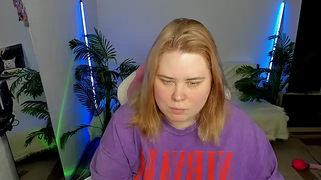Snapshot of Akemi_BBW chatting on February 19, 6:32 pm Akemi BBW online show from February 19, 6:32 pm