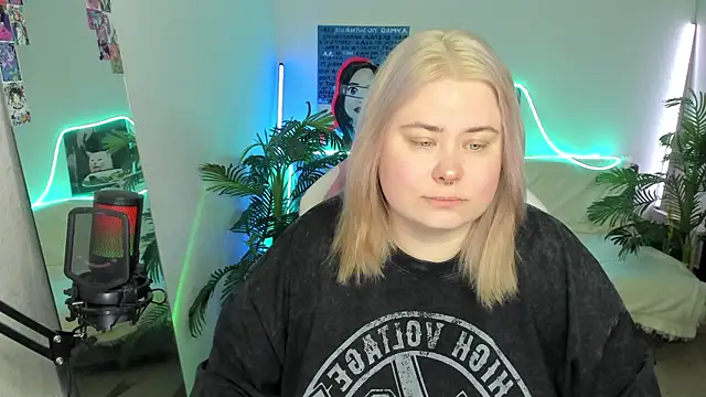 Snapshot of Akemi_BBW chatting on March 19, 8:23 am Akemi BBW online show from March 19, 8:23 am