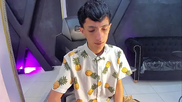 Snapshot of DereckCooperr chatting on November 11, 10:47 pm DereckCooperr online show from November 11, 10:47 pm