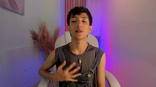 Snapshot of DereckCooperr chatting on October 22, 9:46 pm DereckCooperr online show from October 22, 9:46 pm