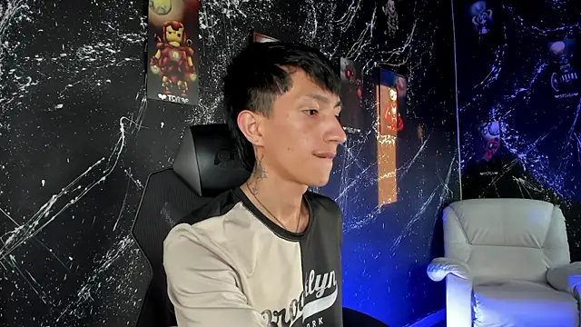 Snapshot of DereckCooperr chatting on November 21, 10:31 pm DereckCooperr online show from November 21, 10:31 pm