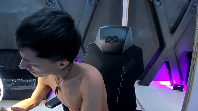 Snapshot of DereckCooperr chatting on November 10, 10:26 pm DereckCooperr online show from November 10, 10:26 pm