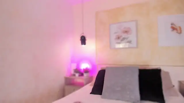 Snapshot of mia_crawford chatting on May 7, 11:57 am mia crawford online show from May 7, 11:57 am