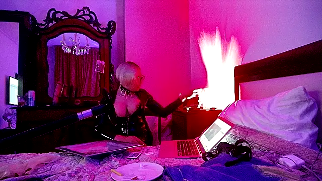 CharlotteVixxens online show from October 2, 11:52 pm