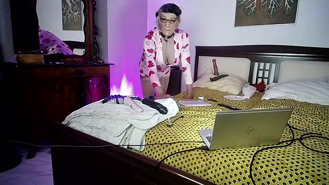 CharlotteVixxens online show from May 21, 12:19 am
