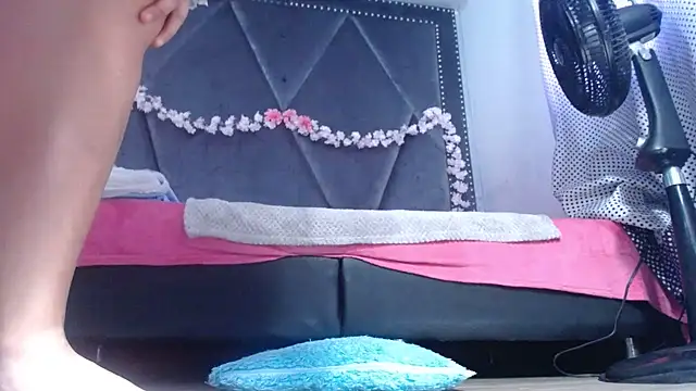 Snapshot of MeganMilF2 chatting on June 10, 4:52 pm MeganMilF2 online show from June 10, 4:52 pm