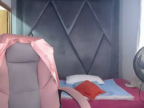 MeganMilF2 online show from March 21, 12:20 pm