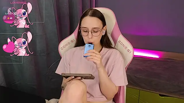 Snapshot of Sweet_frosti chatting on June 27, 3:23 am Sweet frosti online show from June 27, 3:23 am
