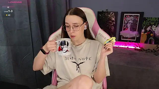 Snapshot of Sweet_frosti chatting on April 26, 3:26 am Sweet frosti online show from April 26, 3:26 am