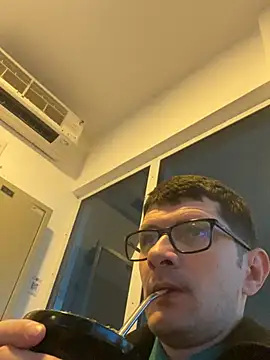 Snapshot of Juliano2289 chatting on April 28, 1:59 pm Juliano2289 online show from April 28, 1:59 pm