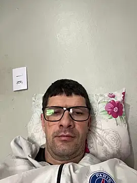Snapshot of Juliano2289 chatting on June 12, 4:27 pm Juliano2289 online show from June 12, 4:27 pm