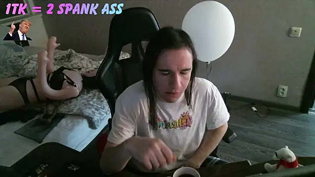 Snapshot of izilizi_23 chatting on April 23, 8:43 am izilizi 23 online show from April 23, 8:43 am