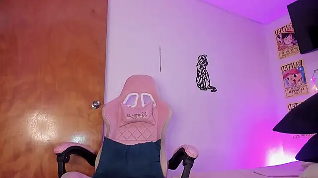 Snapshot of emily_lady20 chatting on November 30, 8:04 am emily lady20 online show from November 30, 8:04 am