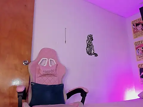 Snapshot of emily_lady20 chatting on November 27, 10:05 am emily lady20 online show from November 27, 10:05 am