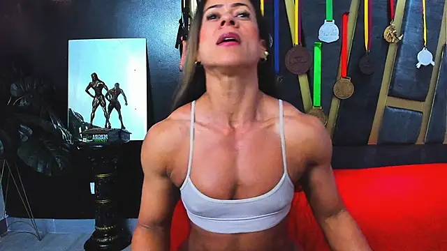 Snapshot of Khloe_Rossich chatting on February 6, 5:53 pm Khloe Rossich online show from February 6, 5:53 pm