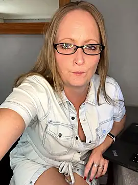 HoneyBluex online show from November 6, 1:26 pm