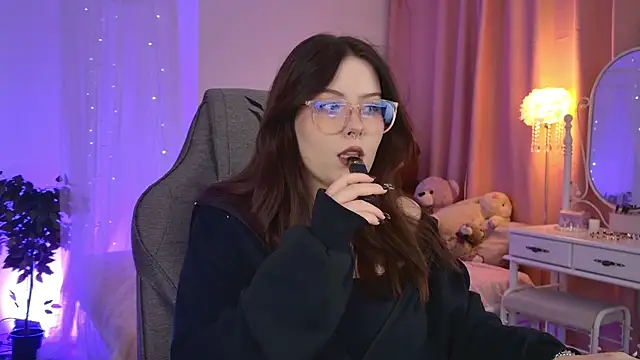 CoralineKeyns online show from November 4, 5:33 am