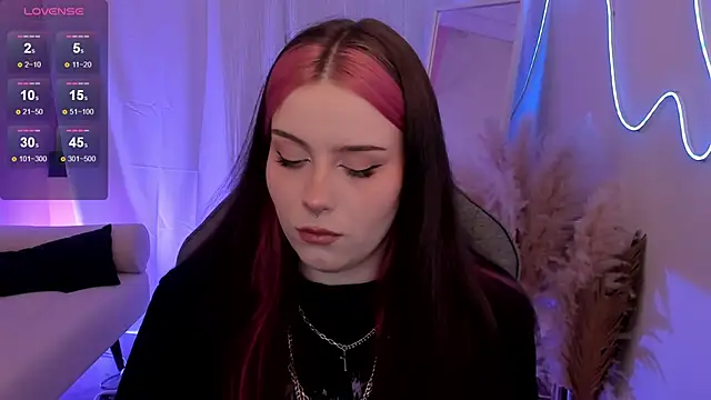 CoralineKeyns online show from June 5, 5:23 am
