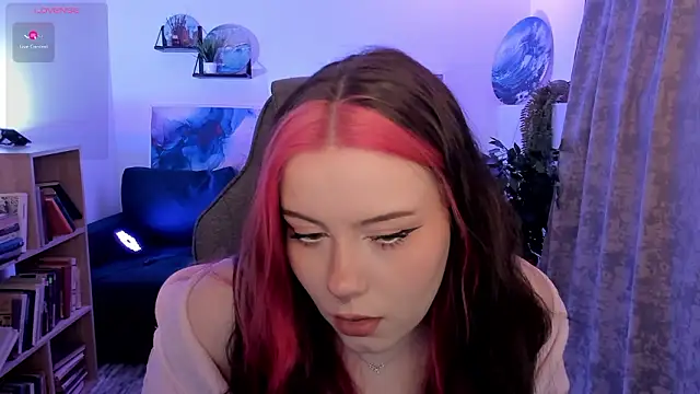 CoralineKeyns online show from March 27, 6:44 am