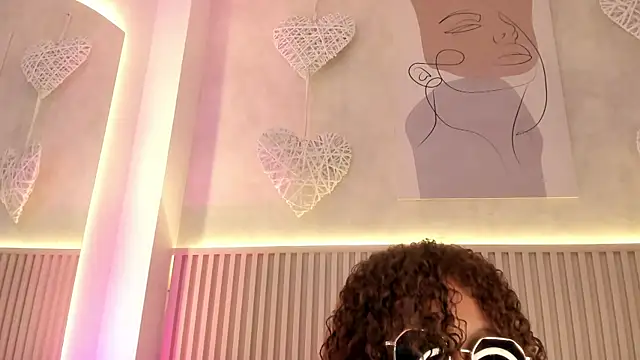 Snapshot of daiana_curly chatting on June 25, 8:25 pm daiana curly online show from June 25, 8:25 pm
