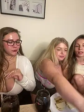 Snapshot of AurorHarris chatting on December 12, 5:15 pm AurorHarris online show from December 12, 5:15 pm
