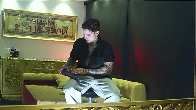 Snapshot of dantecoppolaa_ chatting on June 6, 2:17 am dantecoppolaa online show from June 6, 2:17 am