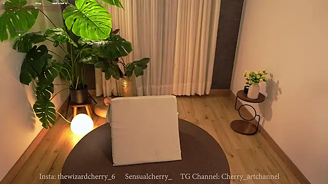 Snapshot of Miss_beee chatting on May 19, 12:48 am Miss beee online show from May 19, 12:48 am