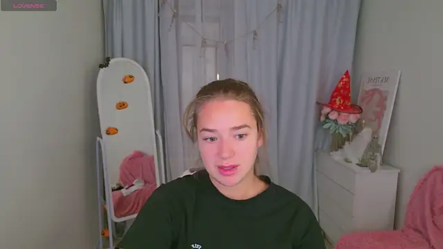 Snapshot of LovelyJessie chatting on October 24, 2:05 pm LovelyJessie online show from October 24, 2:05 pm