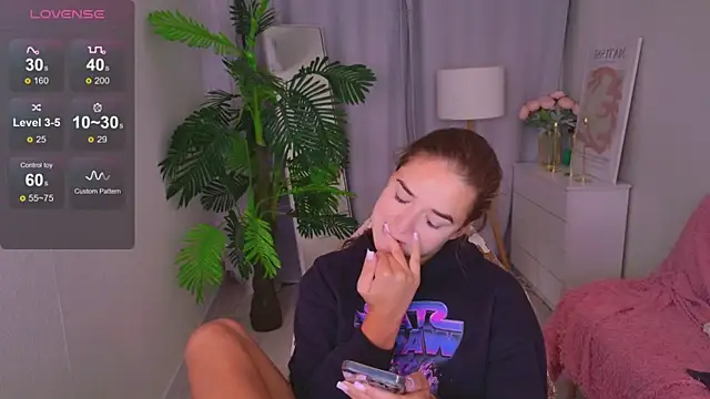 LovelyJessie online show from June 17, 1:43 pm
