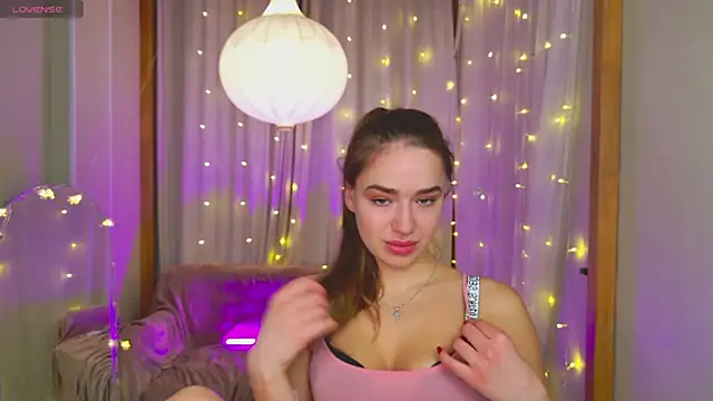 Snapshot of LovelyJessie chatting on January 6, 1:52 pm LovelyJessie online show from January 6, 1:52 pm