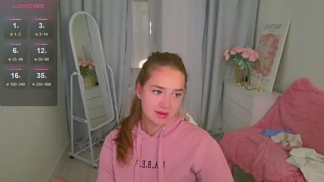 Snapshot of LovelyJessie chatting on October 8, 9:00 am LovelyJessie online show from October 8, 9:00 am